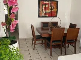 Bonita Casa Centrica a 10 min del malecon