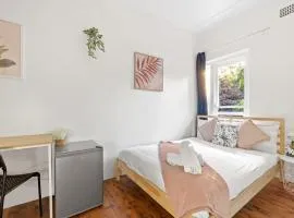 Chic Double Room - Seconds to Transport & Shops at Killara - Shared Bathroom