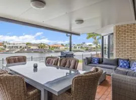 Tranquil Canal Front Holiday House