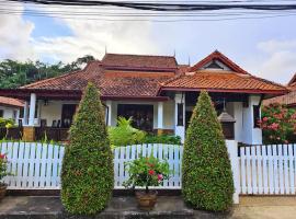 Secure 3 Bedroom Villa near beach, hotel in Kamala Beach