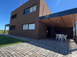 Chalet en Potrero de Garay, hotel in La Estancia