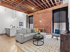 Stylish Riverfront Loft - Steps from the Arch & Nightlife, căn hộ ở Saint Louis