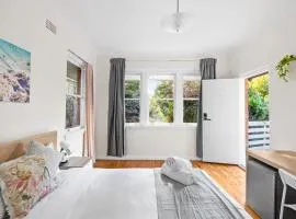 Courtyard Double Room - Next to Transport & Shops in Killara - Shared Bathroom