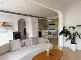 Urban Hub French premium Apart-ment Convenient Luxury 3 Bedroom Shanghai, hotel que aceita pets em Xangai