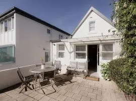 Kelly Street Cottage in Historic Battery Point