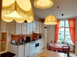 Taideniityn huoneisto Taika 1 - 6lle, hotel in Varkaus