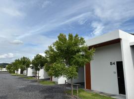 The Six Resort Lopburi, &xi;&epsilon;&nu;&omicron;&delta;&omicron;&chi;&epsilon;ί&omicron; &mu;&epsilon; &pi;ά&rho;&kappa;&iota;&nu;&gamma;&kappa; &sigma;&epsilon; Ban Nong Bua Khao