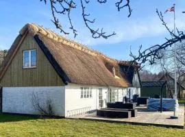 Idyllic Thatched Cottage Retreat-By Traum