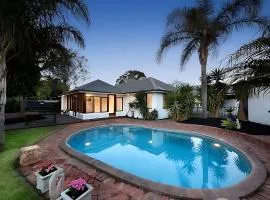 Large 5BR Home-Pool-BBQ-4 CarPark-Central Location