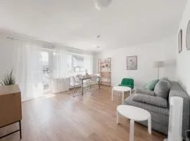 Skyrise Apartments - Zentral mit Küche, Balkon und Parkplatz