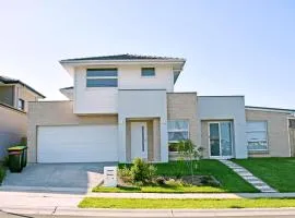 Gables Box hill Maraylya Two Level House 14ppl