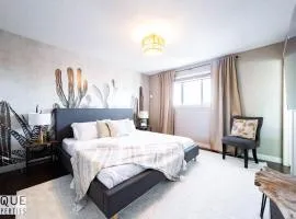 Stylish Chic Home - King Bed - Free Parking & Netflix - Fast Wi-Fi - Long Stays Welcome