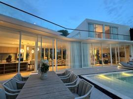 The bay Cape Yamu Villa 2, Hotel in Ko Lek