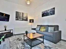 Freckleton House in Town Centre, near Blackpool, Sleeps 6, Free Parking - By NMB Property