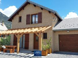 Le Pré Fleuri à Guillestre - Appartements neufs classés Meublés de Tourisme 3 étoiles - Parking privatif, מלון בגילסטרה