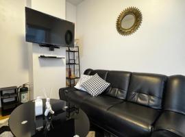 Metro Nook Cozy 2BR Unit with Balcony Facing Rockwell - Acqua Private Residences, hotel en Manila