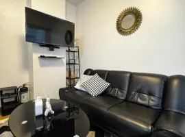 Metro Nook Cozy 2BR Unit with Balcony Facing Rockwell - Acqua Private Residences