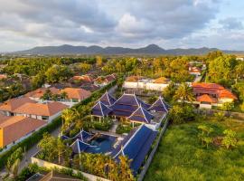Luxurious 8bedroom villa in Bangtao Large private pool Group vacation villa Free maid and private kitchen service Extended, Hotel in Strand Bang Tao