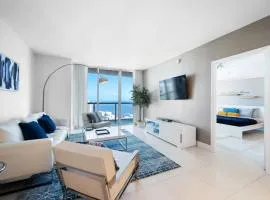 43rd floor Condo Icon Brickell Bay & Pool View with 5 star amenities