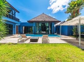 Bangtao Beach 3 bedroom private pool villa in a quiet area near Boat Avenue mono wings, alojamento com onsen em Bang Tao Beach