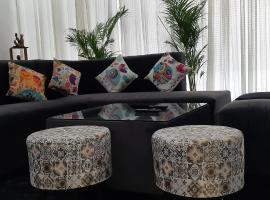 Cozy and Tranquil nest with wifi and homely care, casa de campo em Greater Noida