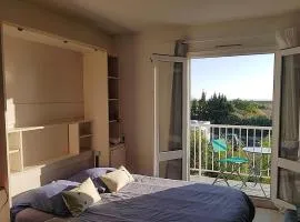 Studio pour 2, lumineux, 300m de la plage et vue sur mer