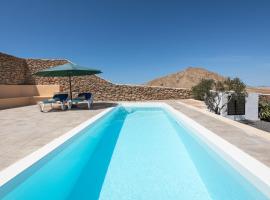 Casa Marisa with Heated Pool & Garden, hotel v destinaci Tindaya