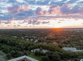 Skyline Penthouse with Sunset Views, Jacuzzi & Free Parking