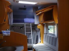 CHEZ MITCH EN CAMPING CAR et grand espace extérieur, hotel a Caillavet