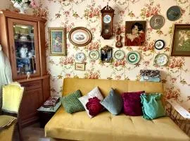 Central Antique Gallery Apartment by the River -Self Check-in