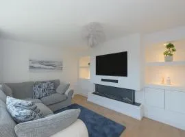 MODERN 3 BEDROOM PROPERTY WITH FREE DRIVEWAY PARKING by SHIRE STAYS