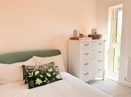 Quiet Cosy Room with Private Bathroom & LUSH Products