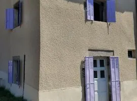 Maison campagne près de la rivière