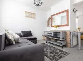 Comfortable Portsmouth home near Southsea beach great for group stays and contractors