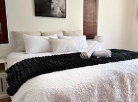 Mario & Luiza's Place - Cozy Stay with Pool & Braai, ξενοδοχείο σε Worcester