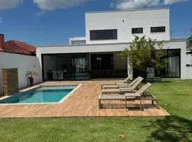 Casa incrível em condomínio com piscina