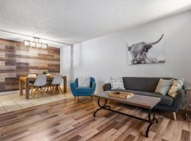 Calgary में, होटल Cozy & Spacious 2BR in Downtown very close to Stampede and 17th Ave with Parking and AC