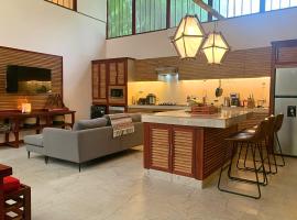 Uva Blue Villas - Pool House - AC, 3 Ensuite bedrooms, 8 guests, Koi Fish Pond, Hotel in Cocles