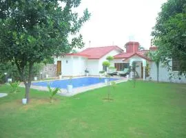 Aravali Farm Gurgaon, 3 Bedroom Villa with Lawn Barbeque Grill and Pool