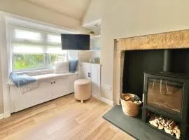 Seatown Cottage - Stone's throw from beach