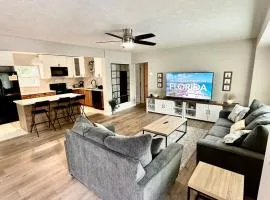 Siesta Beach Getaway - Minutes to Beach, Shops, Dining