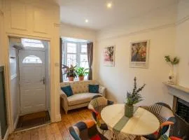 The Narrow House - Victorian house bursting with character & parking
