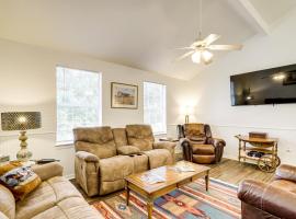 1 Mi to Downtown and Shopping Quiet Brenham Home, hotelli kohteessa Brenham