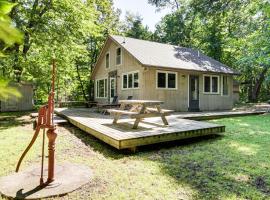 Charming Getaway Rustic Cabin on West Battle Lake, Hotel in Clitherall