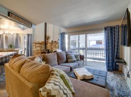 Resort Condo with Hot Tub and Pool, Near Ski Lift、マンモス・レイクスのホテル
