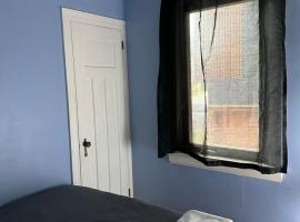 Relax in East York Space Share, δωμάτιο σε οικογενειακή κατοικία στο Τορόντο