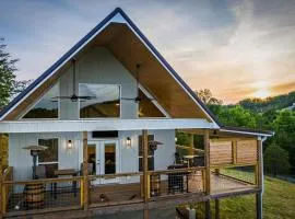 NEW Tennessee Whiskey Cabin- Lake and Mtn Views- Covered Deck- Game Room- Pool Table- BBQ- Pets