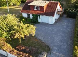 Private & Secluded Apartment in M&ouml;rrum - with Parking, Wi-Fi & Secluded Outdoor Area, budjettihotelli kohteessa M&ouml;rrum