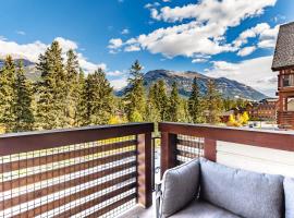 Creekside at Rundle Cliffs Lodge, hotel in Canmore