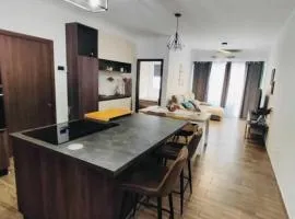 Modern and Spacious 3-Bed Apartment, Steps from the Beach